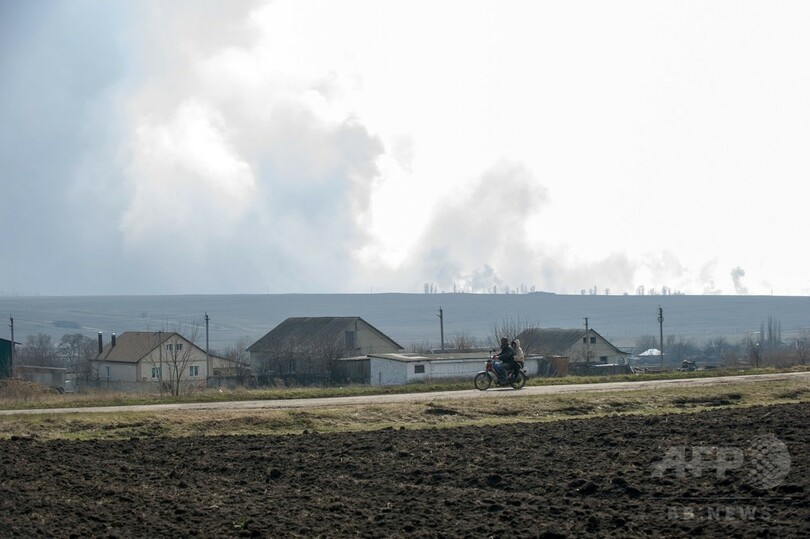 ウクライナで弾薬庫爆発、2万人避難 「破壊工作」と軍
