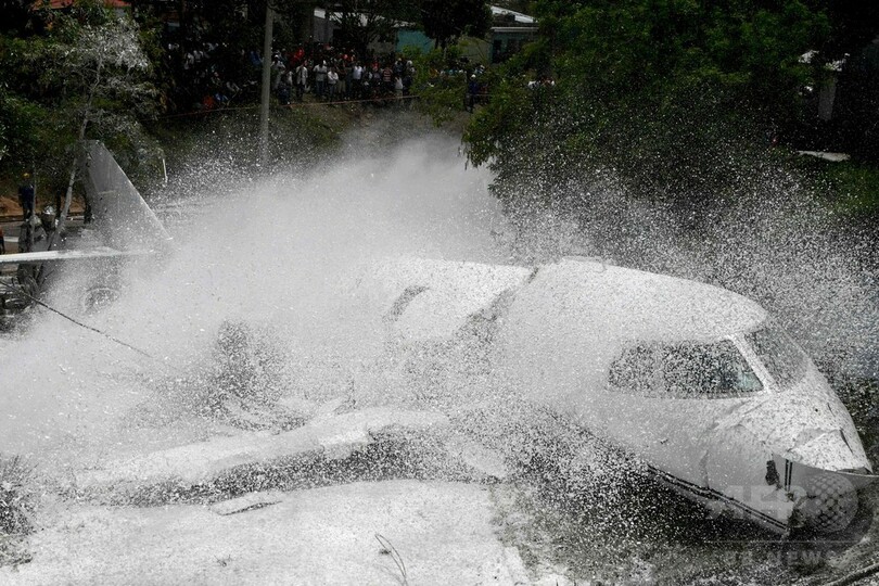 滑走路外れた航空機が大破、6人負傷 ホンジュラス