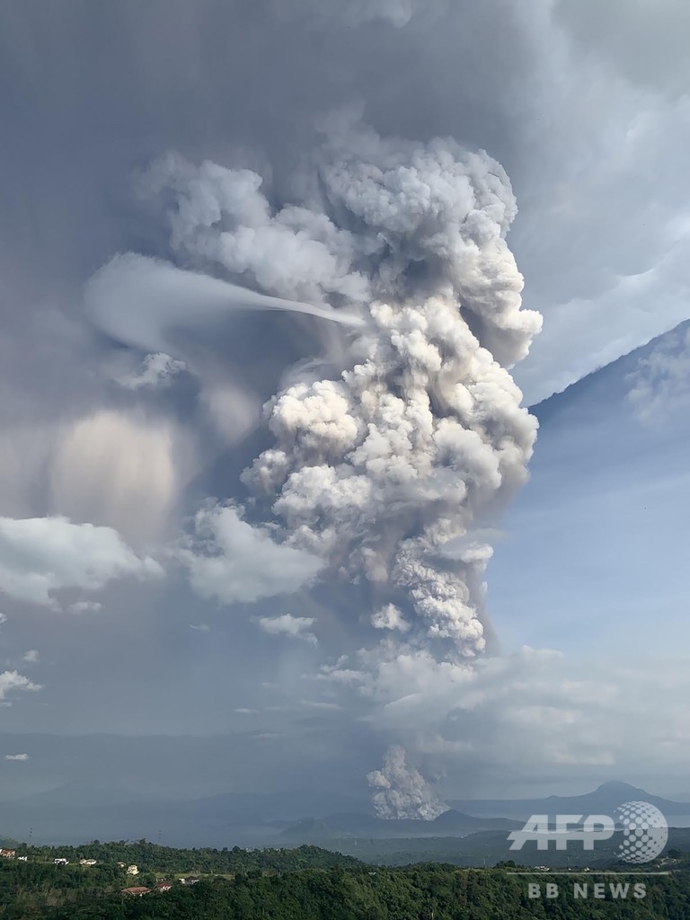 フィリピン首都近郊の火山で噴煙 国際空港での発着停止に