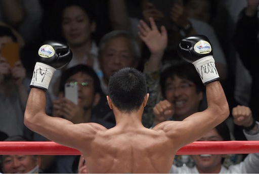 内山、2回TKOで10回目の防衛に成功 写真13枚 国際ニュース