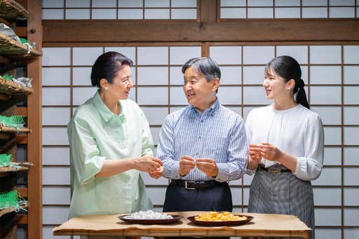 銅製、天皇皇后像　【誰かわかりません。】（天皇の台座に若干の欠けあります）。 天皇、皇后両陛下 ご成婚30年 写真4枚 国際ニュース：AFPBB News