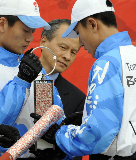 冒頭から混乱の長野聖火リレー、出発式では火種が消える 写真2枚 国際