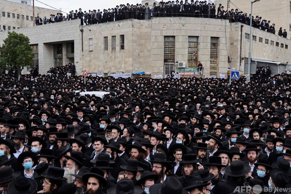 ラビの葬儀に数千人、超正統派の「特別扱い」に批判 イスラエル