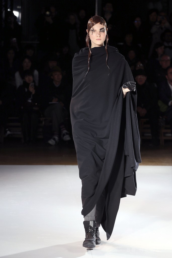 古代ギリシャに着想を得た一枚の布で見せる服、「ヨウジヤマモト」15/16秋冬