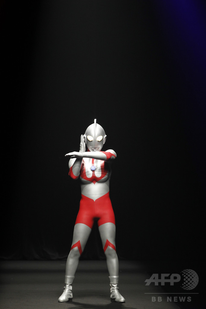 ウルトラマンも登場、新人デザイナーファッション大賞2014開催