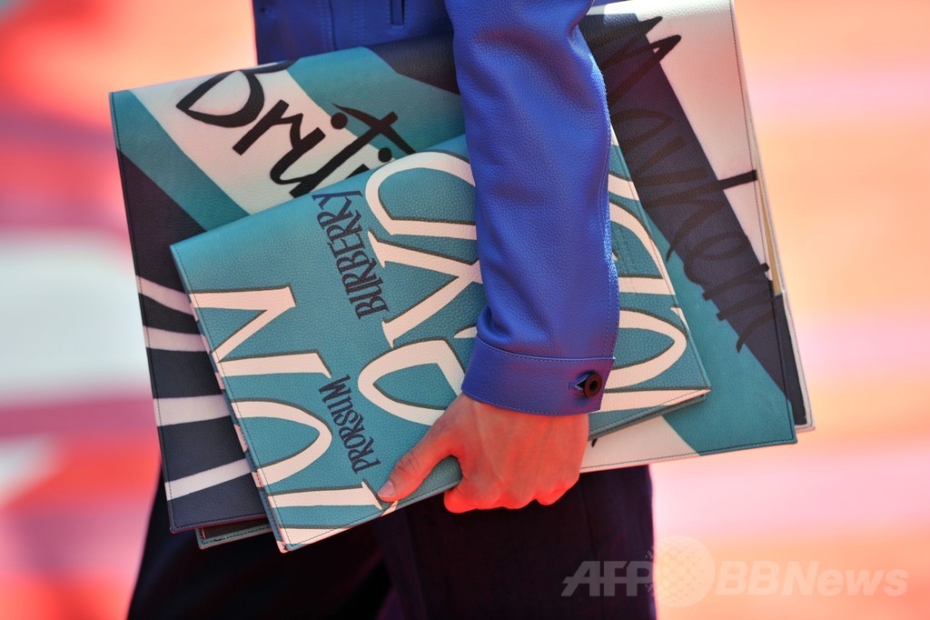 小物で遊び心を表現、「バーバリー プローサム」15年春夏メンズ