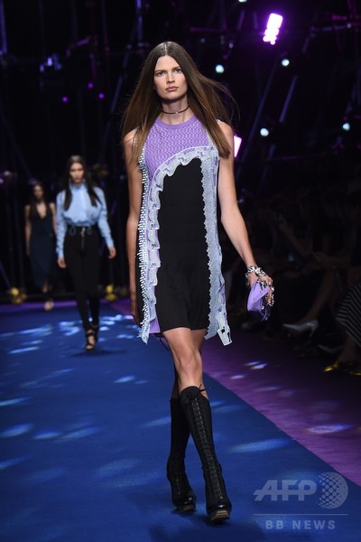 「ヴェルサーチ」17年春夏