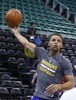 15-16NBA、ユタ・ジャズ対ゴールデンステイト・ウォリアーズ。試合前の練習に臨むゴールデンステイト・ウォリアーズのステフェン・カリー（2015年11月30日撮影）。(c)AFP/Getty Images/George Frey