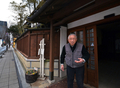東日本大震災で被害を受けた、福島市の竹屋旅館の前に立つ上竹毅（Takeshi Uetake）社長。文化財だった旅館は震災と福島第1原子力発電所の事故の後、廃業を決めた（2012年2月19日撮影）。(c)AFP/Yoshikazu TSUNO