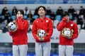 北京冬季五輪、スピードスケート女子団体追い抜き決勝。銀メダルを獲得し、表彰式に臨む（左から）佐藤綾乃、高木美帆、高木菜那（2022年2月15日撮影）。(c)WANG Zhao / AFP
