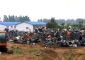 中国・河南省平頂山で、火災により全焼した高齢者介護施設の焼け跡で捜索作業を進める消防隊員。IMAGINECHINA提供（2015年5月26日撮影）。(c)IMAGINECHINA