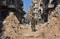 シリア北部アレッポ市内を歩く政府軍側の部隊（2016年12月9日撮影）。(c)AFP/George OURFALIAN
