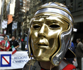 2007年10月8日、毎年恒例「コロンブス・デー（Columbus Day）」の日に、ニューヨークの五番街で開かれるパレードに参加する人。(c)AFP/TIMOTHY A. CLARY