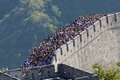 北京（Beijing）郊外の「万里の長城（Great Wall）」上にぎっしり並んだ観光客ら（2012年10月3日撮影）。(c)AFP