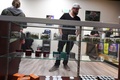 米カリフォルニア州デザート・ホット・スプリングスの調剤薬局で、大麻製品を見る客（2018年1月1日撮影）。(c)AFP PHOTO / Robyn Beck
