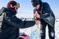 米ミネソタ州ブレーナードにあるガル湖で行われた氷上釣り大会の様子（2022年1月29日撮影）。(c)Kerem Yucel / AFP