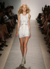 米・ニューヨーク市内で発表されたエルベ・レジェ バイ マックスアズリア（Herve Leger By Max Azria）の10年春夏コレクション（2009年9月13日撮影）。(c)AFP/Getty Images/Kristian Dowling