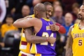 15-16NBA、クリーブランド・キャバリアーズ対ロサンゼルス・レイカーズ。抱擁を交わすロサンゼルス・レイカーズのコービー・ブライアント（右）とクリーブランド・キャバリアーズのレブロン・ジェームズ（2016年2月10日撮影）。(c)AFP/Getty Images/Jason Miller