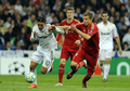 サッカー欧州チャンピオンズリーグ2011-12（UEFA Champions League 2011-12）は25日、準決勝第2戦が行われ、バイエルン・ミュンヘン（Bayern Munich）が2試合合計スコアを3-3として迎えたペナルティーキック（PK）戦でレアル・マドリード（Real Madrid）に3-1で勝利し、決勝進出を決めた。

バイエルン・ミュンヘンのホルガー・バドシュトゥバー（Holger Badstuber、右）のチェックを受けるレアル・マドリードのメスト・エジル（Mesut Ozil、2012年4月25日撮影）。(c)AFP/DANI POZO
