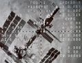 モニターに映し出された、前澤友作氏らを乗せたロシアの宇宙船「ソユーズ」が分離された後の国際宇宙ステーション（ISS）（2021年12月20日撮影）。(c)Alexander NEMENOV / AFP