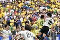 日本、W杯16強ならず 王国ブラジルに逆転負け サッカーW杯北中米大会・決勝トーナメント1回戦、ブラジル対日本。ヘディングシュートを打つ上田綺世(右、2026年6月29日撮影)。(c)Paul ELLIS / AFP