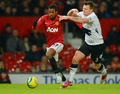 イングランド、FAカップ2012-13（FA Cup 2012-13）は26日、4回戦が行われ、マンチェスター・ユナイテッド（Manchester United）は4-1でフラム（Fulham）を下し、5回戦に進出した。

フラムのヨン・アルネ・リーセ（John Arne Riise、右）とボールを競るマンチェスター・ユナイテッドのナニ（Luis Cunha aka Nani、2013年1月26日撮影）。(c)AFP/ANDREW YATES