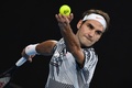 全豪オープンテニス、男子シングルス決勝。サーブを打つロジャー・フェデラー（2017年1月29日撮影）。(c)AFP/GREG WOOD