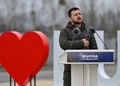 ウクライナ・ブチャで、ロシア軍の撤退から1年になるのに合わせて執り行った式典に出席したウォロディミル・ゼレンスキー大統領（2023年3月31日撮影）。(c)Sergei SUPINSKY / AFP