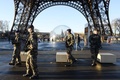 フランス・パリ（Paris）のエッフェル塔（Eiffel Tower）前で警戒に当たる仏軍兵士ら（2015年1月8日撮影）。(c)AFP/BERTRAND GUAY
