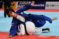 世界柔道選手権、女子63キロ級の決勝で対戦するクラリス・アグベニュー（下）と田代未来（2019年8月28日撮影）。(c)CHARLY TRIBALLEAU / AFP