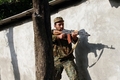 グルジア・南オセチア（South Ossetia）自治州のKurtaで、グルジア軍と交戦する自治州軍兵士（2008年8月11日撮影）。(c)AFP/ANDREI SMIRNOV