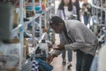 留学生も荷物探しにひと苦労（2018年11月14日撮影）。(c)CNS/陳冠言