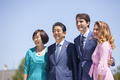 安倍晋三元首相夫妻とカナダのジャスティン・トルドー首相夫妻。カナダのケベック州で開かれた先進7か国（G7）首脳会議（サミット）で（2018年6月8日撮影）。(c)GEOFF ROBINS / AFP
