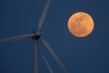 地球と月の距離が年間で最も短くなるタイミングに満月を迎える「スーパームーン（Supermoon）」現象が5日、世界各地で観測された。

楕円（だえん）形の軌道を持つ月には、地球に最も近づく近地点と、地球から最も遠ざかる遠地点がある。スーパームーンは、月がほぼ近地点にあるときに観測される満月のため、地球からは普段よりも14％大きく、30％明るく見える。

写真は、米カリフォルニア（California）州パームスプリングズ（Palm Springs）そばで、風力タービンの向こうに見えるスーパームーン（2012年5月5日撮影）。(c)AFP/Getty Images/David McNew