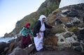 エーゲ海を渡ってトルコからギリシャ・レスボス島に到着した高齢の難民女性（2015年11月26日撮影）。(c)AFP / Bulent Kilic