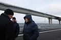 クリミア橋を視察したロシアのウラジーミル・プーチン大統領（中央）とマラト・フスヌリン副首相（左）。ロシア政府系通信社のスプートニク提供（2022年12月5日撮影）。(c)Mikhail Metzel / SPUTNIK / AFP
