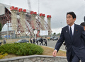 チェルノブイリ（Chernobyl）原発の事故現場を視察する岸田文雄（Fumio Kishida）外相（2013年8月25日撮影）。(c)AFP/GENYA SAVILOV
