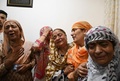 インド北部スリナガルで、カシミール分離独立派と治安部隊の衝突の際に死亡したバシル・アフメド・カーンさんの自宅で営まれた葬儀で嘆き悲しむ親族ら（2020年7月1日撮影）。(c)TAUSEEF MUSTAFA / AFP