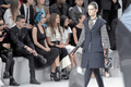 フランス・パリ市内で開催された「シャネル（CHANEL）」12/13年秋冬パリコレクションに出席した（左から）バティスト・ジャビコーニ（Baptiste Giabiconi)、ケイティ・ペリー（Katy Perry）、エリザ・セドナウィ（Elisa Sednaoui、カヤ・スコデラリオ（Kaya Scodelario、2012年3月6日撮影）
(c)PRPhotos.com/Pixplanete