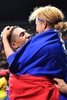 リオデジャネイロ五輪、ボクシング男子スーパーヘビー級決勝を制し、パートナーのエステル・モスリ（右）と抱き合うフランスのトニー・ヨカ（2016年8月21日撮影）。(c)AFP/Yuri CORTEZ