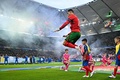 サッカー欧州選手権準々決勝、ポルトガル対フランス。ジャンプしながらピッチに入るポルトガルのクリスティアーノ・ロナウド（2024年7月5日撮影）。(c)JAVIER SORIANO / AFP