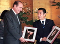 東京の赤坂迎賓館で、ジャック・シラク仏大統領に力士の写真を見せる橋本龍太郎首相（当時、1996年11月17日撮影）。(c)MICHEL GANGNE / AFP