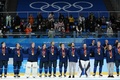 北京冬季五輪、アイスホッケー男子決勝、フィンランド対ロシア五輪委員会（ROC）。表彰式に臨むフィンランドの選手（2022年2月20日撮影）。(c)Kirill KUDRYAVTSEV / AFP