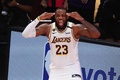 19-20NBAファイナル（7回戦制）第6戦、マイアミ・ヒート対ロサンゼルス・レイカーズ。優勝を喜ぶロサンゼルス・レイカーズのレブロン・ジェームズ（2020年10月11日撮影）。(c)Mike Ehrmann/Getty Images/AFP