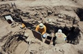 ペルーの首都リマ（Lima）近郊にあるインカ帝国以前の古代ワリ（Wari）文明のワカ・プクヤーナ（Huaca Pucllana）遺跡で発掘を行う考古学者（2013年10月24日撮影）。(c)AFP/CRIS BOURONCLE