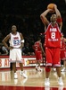 2003年のNBAオールスターに出場し、ワシントン・ウィザーズのマイケル・ジョーダンの目の前でフリースローに臨むロサンゼルス・レイカーズのコービー・ブライアント（2003年2月9日撮影）。(c)AFP/JEFF HAYNES