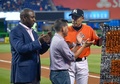 17MLB、ピッツバーグ・パイレーツ対マイアミ・マーリンズ。試合前に行われたセレモニーで祝福を受けるマイアミ・マーリンズのイチロー（右、2017年4月30日撮影）。(c)AFP/Getty Images/Mark Brown