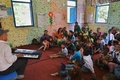 ネパール・カトマンズ郊外のバクタプルにある学校の教室で歌を歌う子どもたち（2015年5月31日撮影）。(c)AFP/Prakash MATHEMA