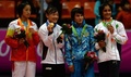 第17回アジア競技大会（17th Asian Games、Asiad）レスリング女子48キロ級。優勝を飾り、表彰式に臨む登坂絵莉（Eri Tosaka、左から2人目、2014年9月27日撮影）。(c)AFP/INDRANIL MUKHERJEE