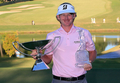 米男子ゴルフツアーのプレーオフ最終戦、ザ・ツアー選手権（THE TOUR Championship 2012）最終日。大会とフェデックス・カップ総合優勝のトロフィーを手にポーズを取る米国のブラント・スネデカー（2012年9月23日撮影）。(c)AFP/Getty Images/Sam Greenwood